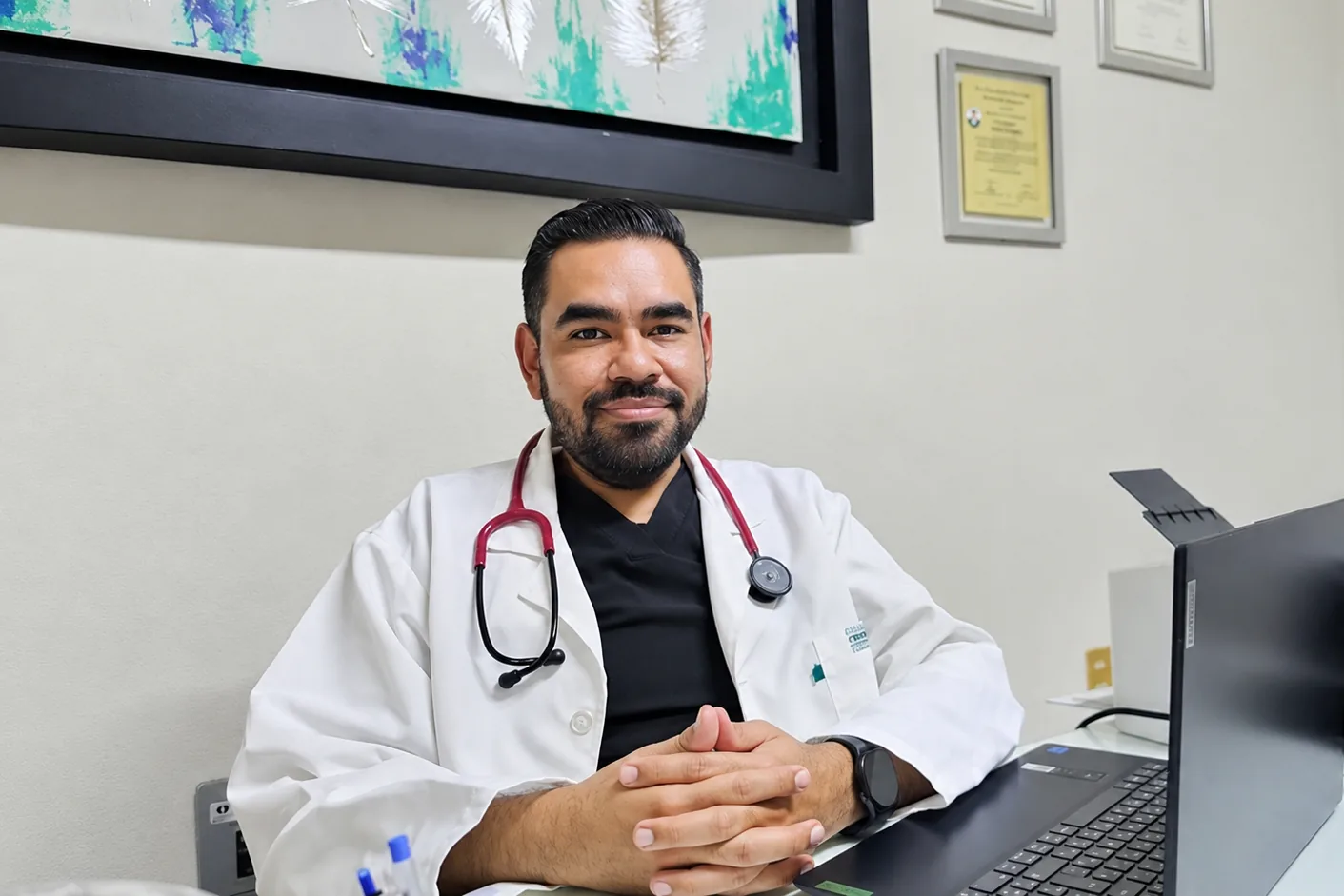 Dr. Allen Manzur en consulta de alergología